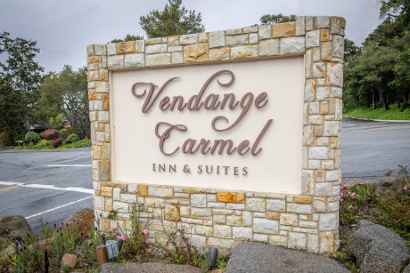 Welcome To Vendange Carmel Inn & Suites - Exterior Sign